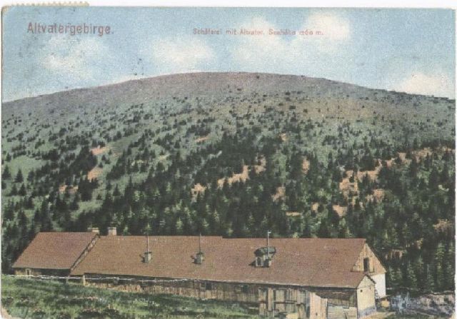 Ovčárna kolem roku 1908, v pozadí je hora Praděd