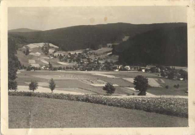 Pohled na horní konec obce ve třicátých letech