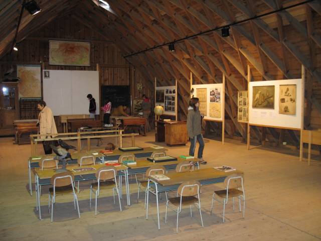 Celkový pohled na expozici na půdě Schindlerovy stodoly
